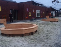 Speelattributen en bankjes schoolplein