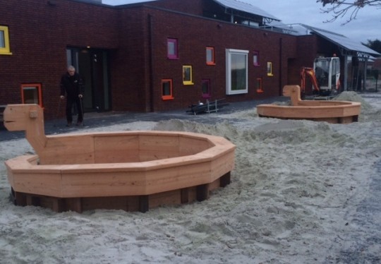 Speelattributen en bankjes schoolplein