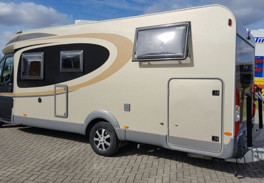 Camper in de coating